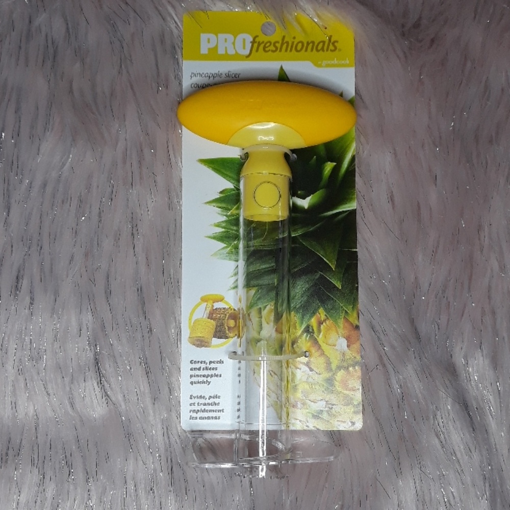Pineapple slicer